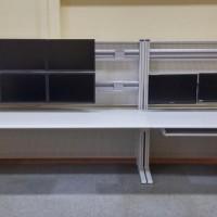 biurko z ośmioma monitorami